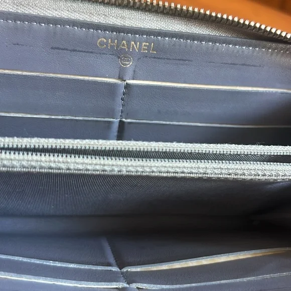 CHANEL QUILTED ZIPPY WALLET FOR IPHONE PLUS - Picture 14 of 15